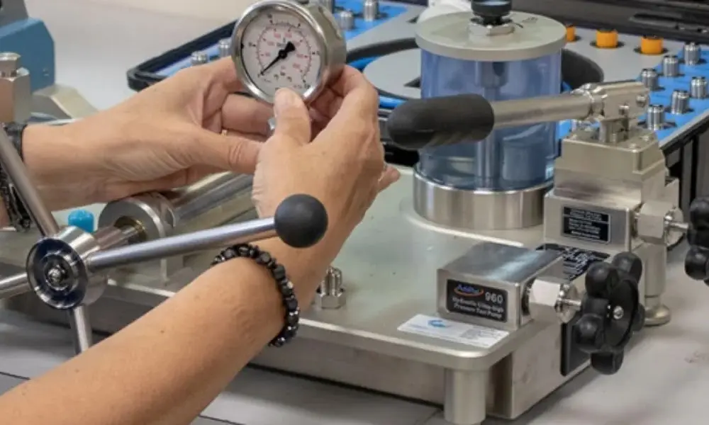 Calibração de manômetro analógico em laboratório RBC