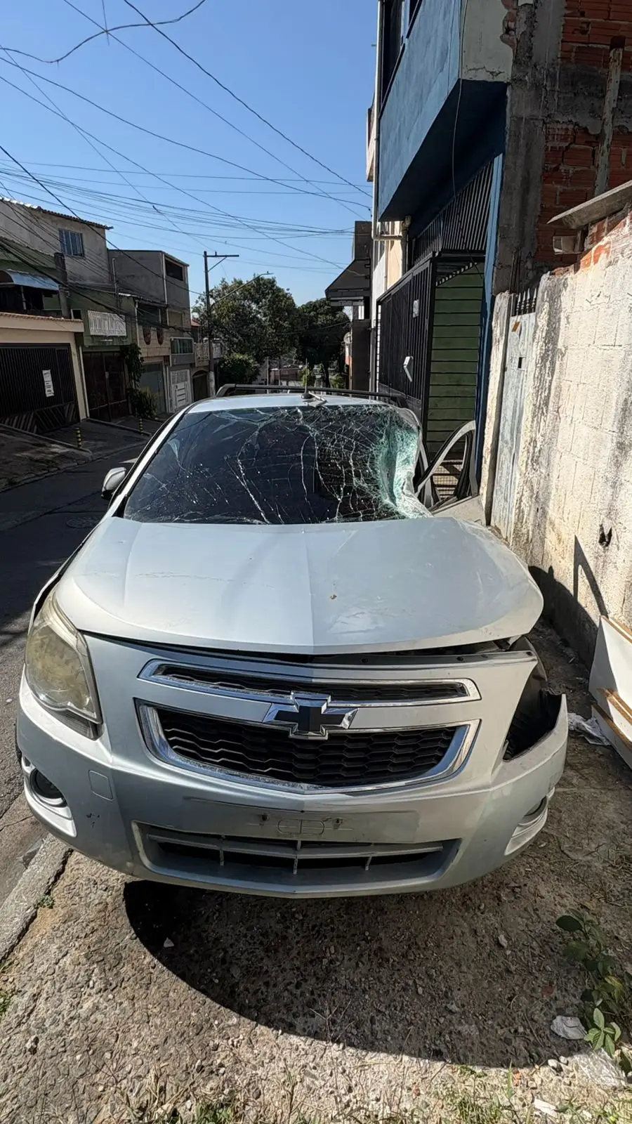 Sedan Chevrolet Cobalt sinistrado em vistoria para reclassificação
